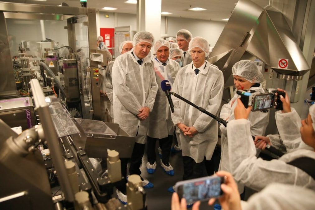 Au lendemain du sommet Choose France, Franck Riester, ministre délégué au commerce extérieur, en blouse et charlotte, a visité le site de Kenvue dans l’Eure, l'une des deux usines françaises du leader mondial de la santé grand public (15 milliards de dollars de chiffres d'affaires).