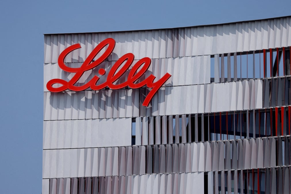 Le logo d'eli lilly est affiche sur l'un des bureaux de la societe a san diego