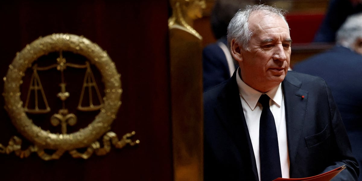 François Bayrou s'est finalement dit « prêt à renoncer à cette proposition de suppression des 4.000 postes dans l'Éducation nationale ».