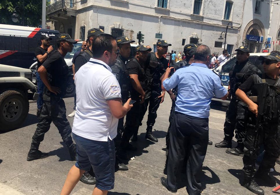 Deux attentats suicides a tunis, au moins neuf blesses