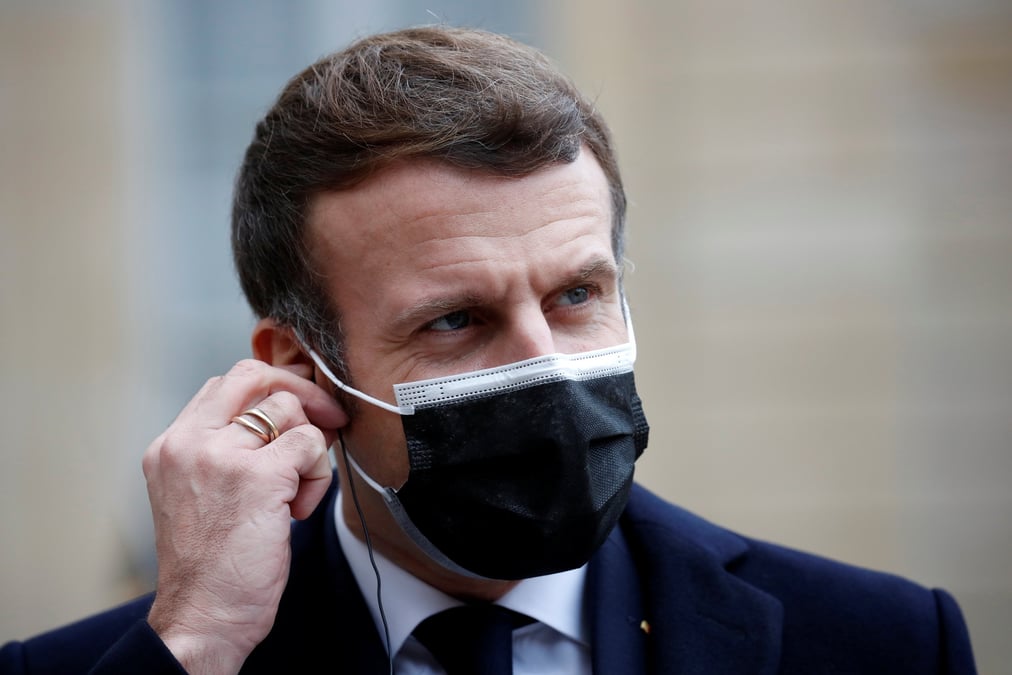 Macron ne regrette pas d'avoir qualifie de "guerre" la crise sanitaire