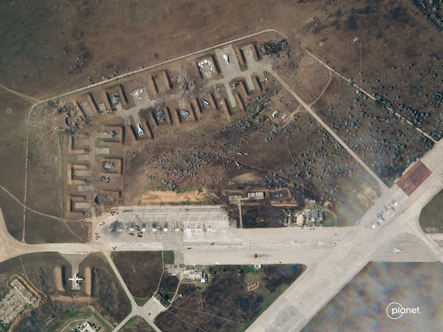 Ukraine: des images satellites montrent les degats causes sur la base aerienne en crimee