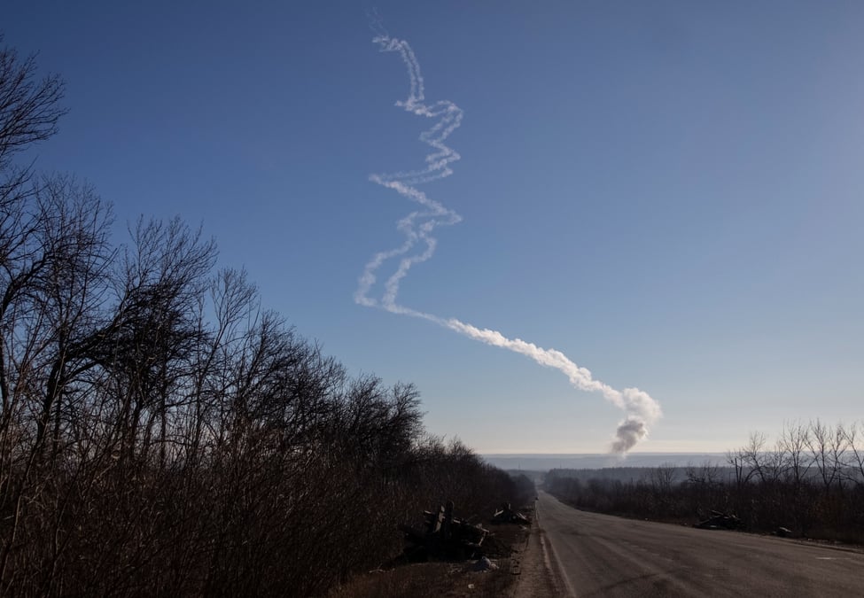 Des traces de missiles dans le ciel, dans la region du donbass, en ukraine