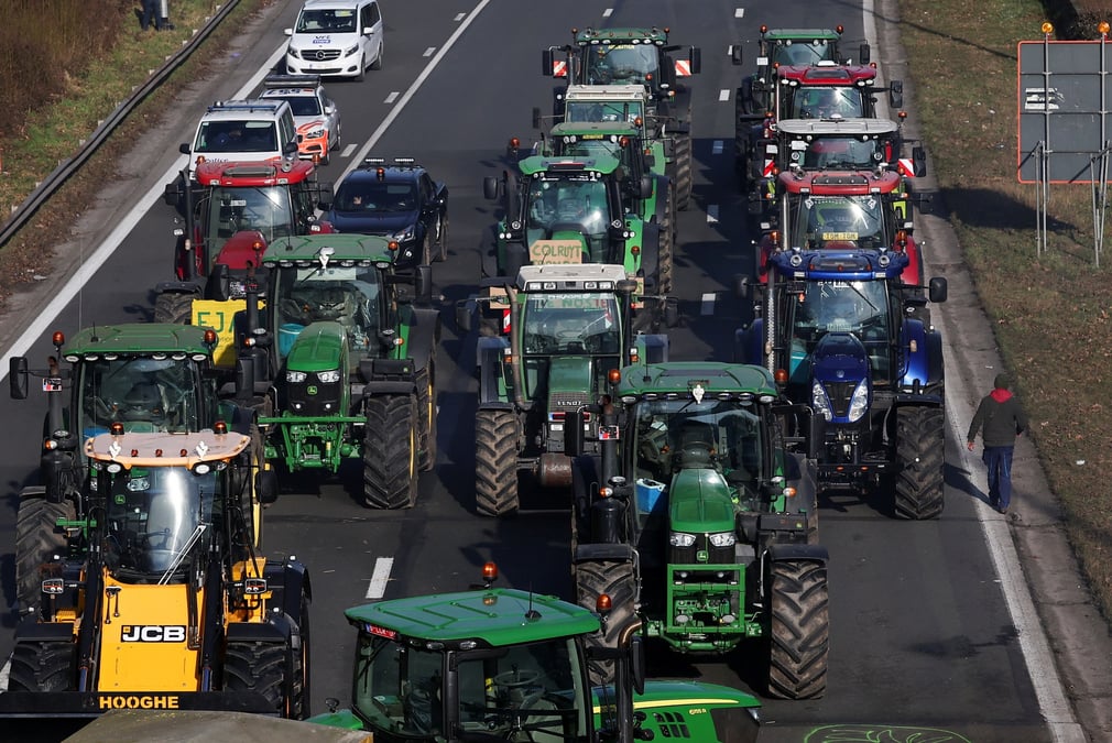 Les agriculteurs belges bloquent le ring de bruxelles lors d'une manifestation, a halle