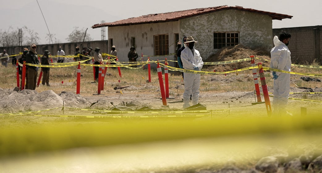 Des techniciens médico-légaux se tiennent dans une zone bouclée lors d'une visite médiatique du bureau du procureur général de Jalisco au ranch Izaguirre. Les militants l'ont qualifié de « camp d'extermination » dirigé par un cartel, à Teuchitlan, dans l'État de Jalisco, au Mexique.