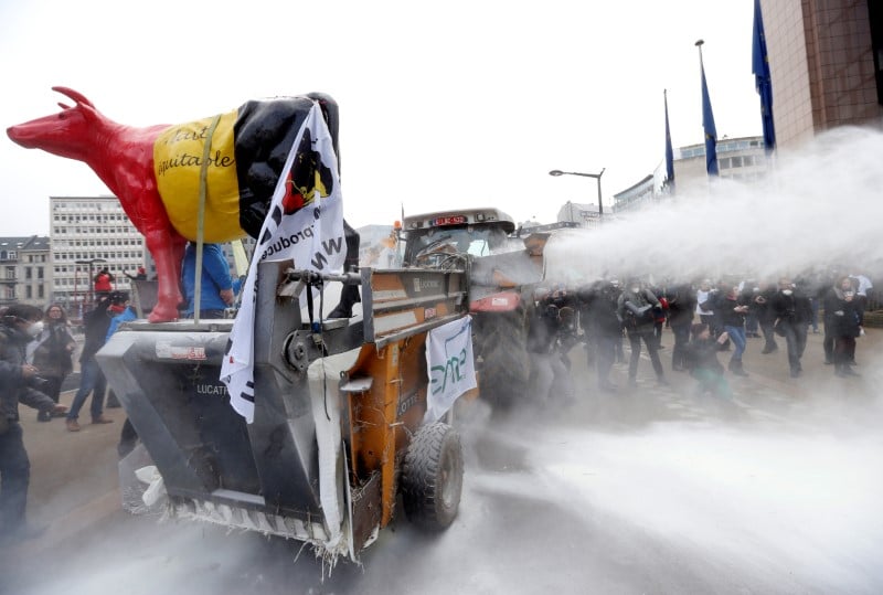 Les producteurs de lait manifestent a bruxelles