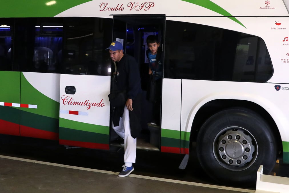Les venezueliens arrives en equateur transferes par car au perou