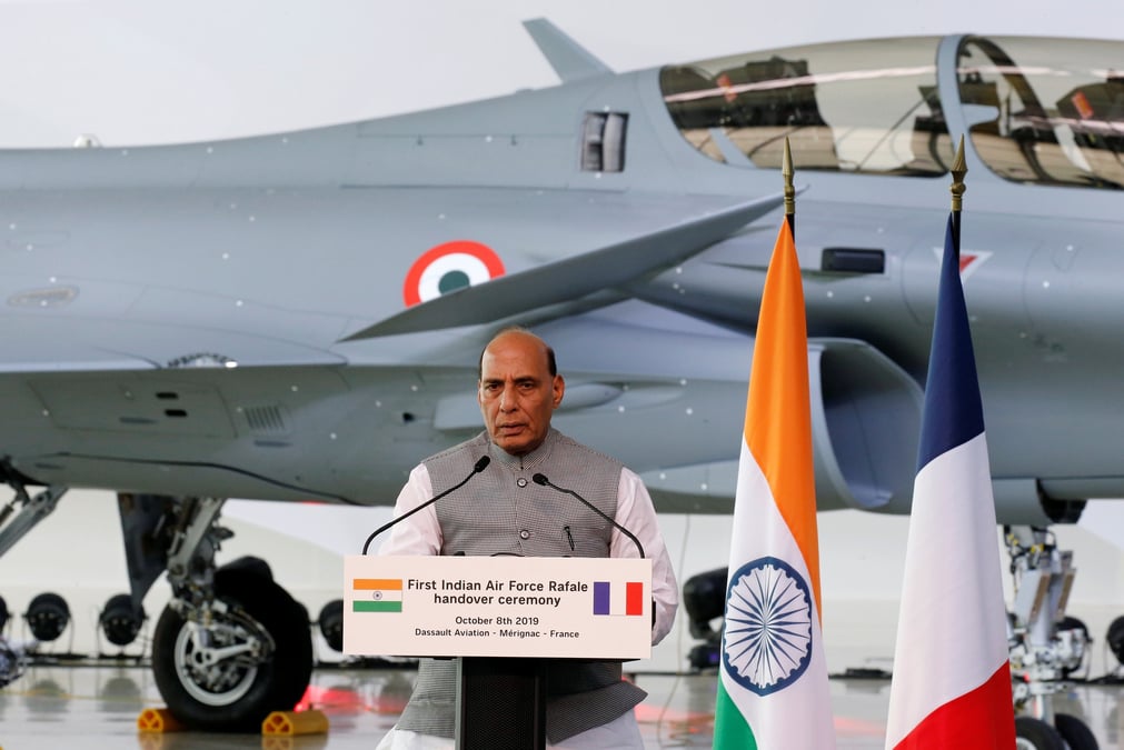 Trois ans après la signature du contrat d'acquisition de 36 Rafale par l'Inde, l'avion de combat tricolore va enfin atterrir sur le sol indien.