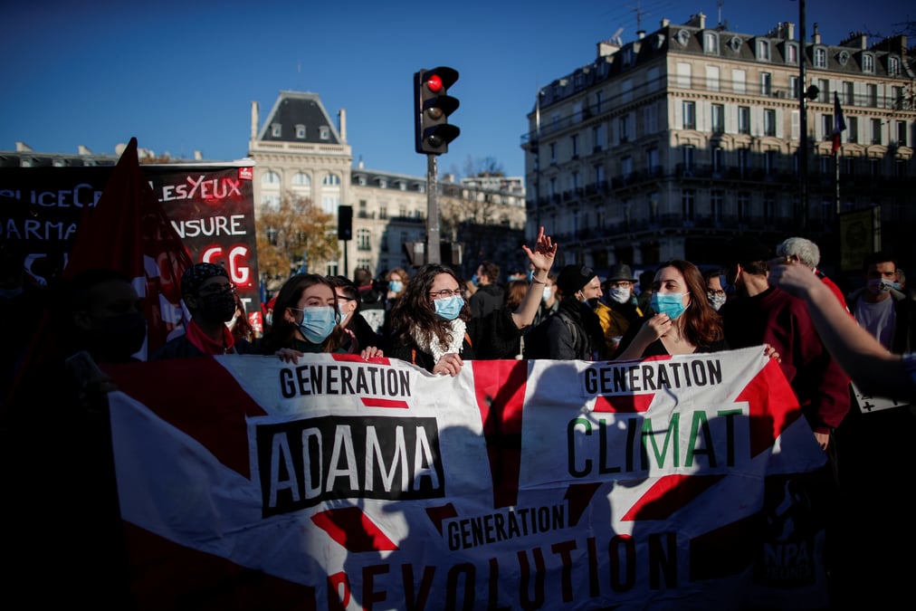 Paris: le cortege contre l'article 24 et les violence policieres a pris le depart