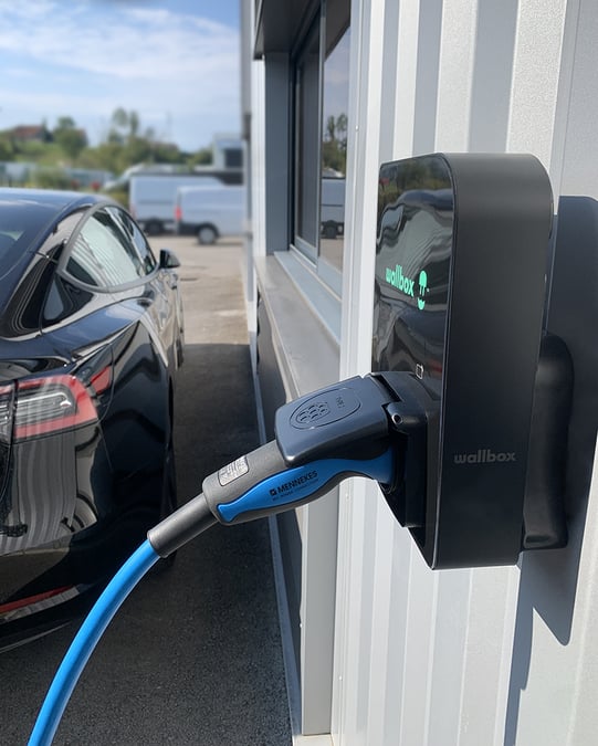 Une borne installée par EKOPLUG dans une entreprise Bisontine de vêtements de travail