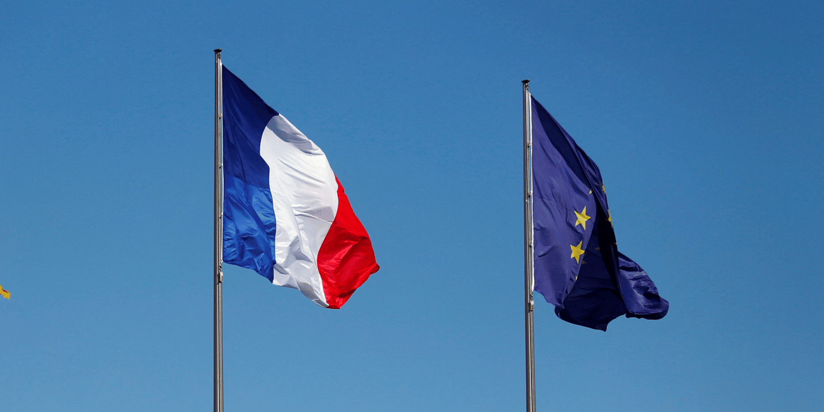 Les drapeaux de l'allemagne, de la france et de l'union europeenne devant la chancellerie allemande