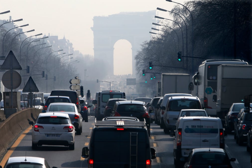 Circulation aux heures de pointe sur une avenue menant a l'arc de triomphe a neuilly-sur-seine