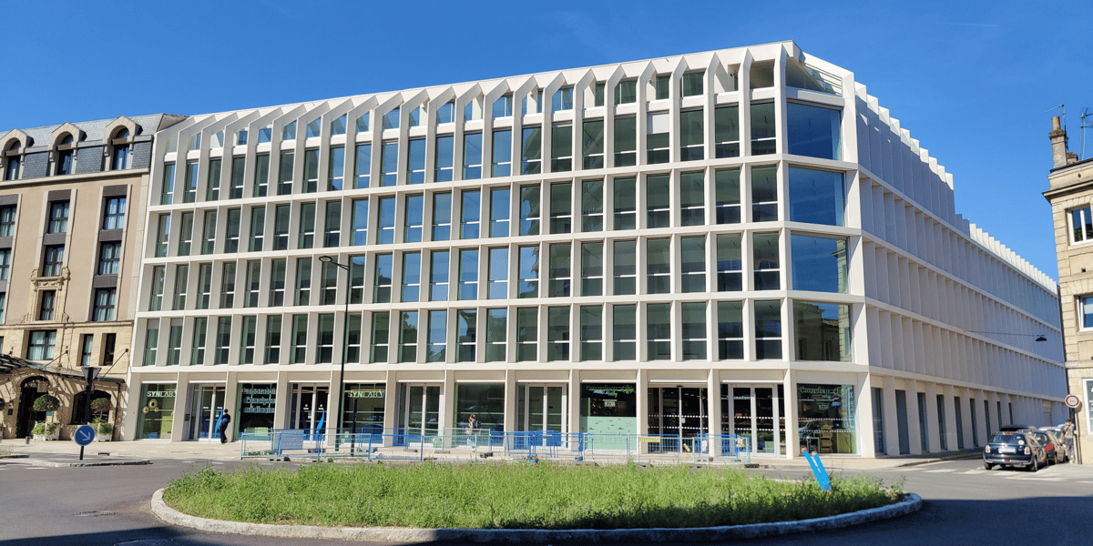 Construit à la place de l'ancien concessionnaire automobile Peugeot Barre, le bâtiment Infina, réalisé par Idéal Groupe, accueillera des équipes du ministère de la Justice.
