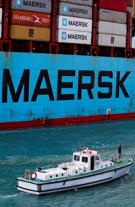 Des containers maersk transportes dans le canal de suez