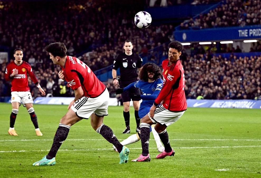 Raphael varane en action lors d'un match contre chelsea a londres