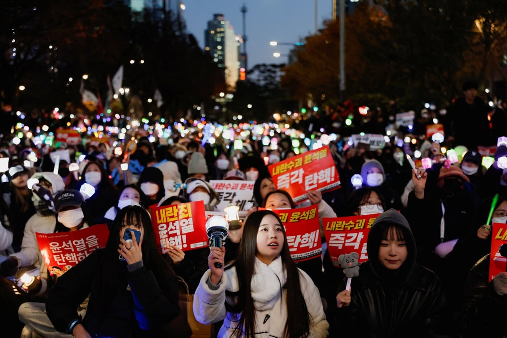 Des manifestants participent a un rassemblement pres de l'assemblee nationale a seoul, en coree du sud