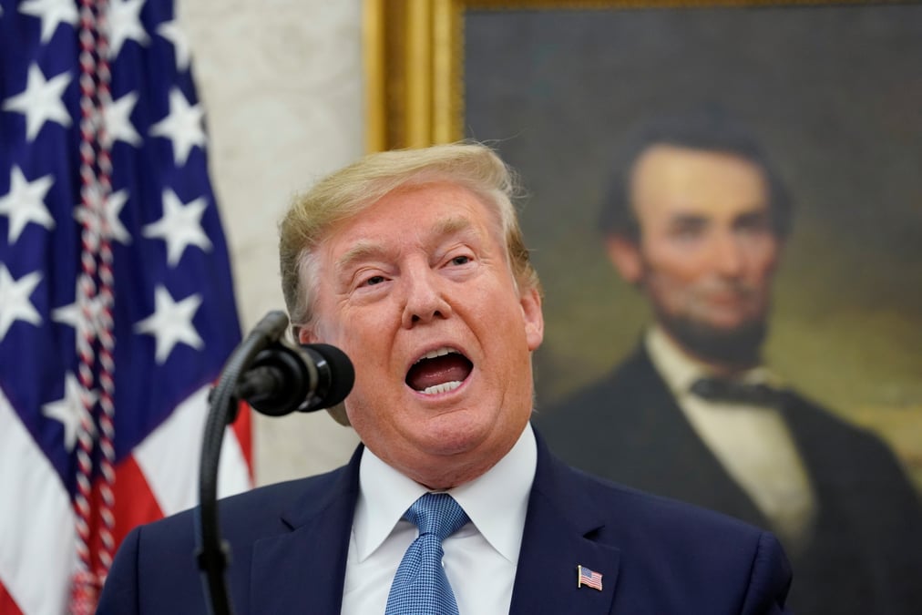 Donald Trump, le 22 août 2019, fait un discours à la Maison-Blanche devant un portrait d'Abraham Lincoln, 16e président des États-Unis qui a dirigé le pays à l'un des pires moments de son histoire, la guerre de Sécession.