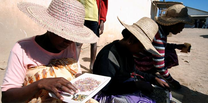 Sur cette photo, des femmes Malgaches qui vendent des saphirs au bord de la route dans la ville d'Ilakaka, en septembre 2007.