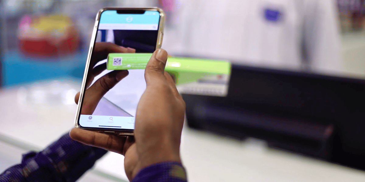 Avec l'application smartphone gratuite Meditect Pro, les pharmaciens du réseau Meditect authentifient leur inventaire en scannant chaque boîte mise en stock.