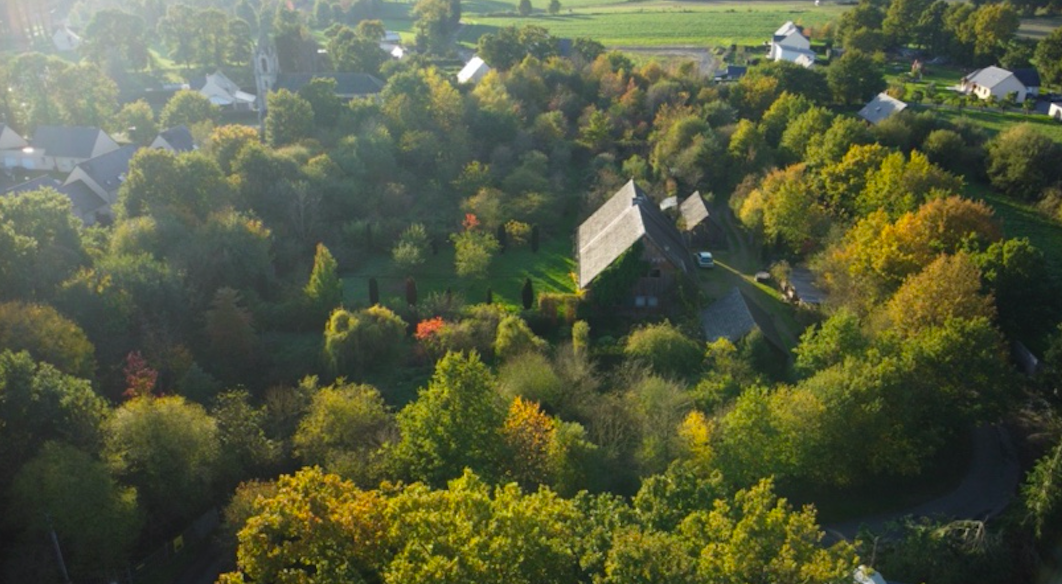 Pour réduire au maximum l’impact sur le climat et la biodiversité, les constructions des Hameaux Légers de Saint-André des eaux reposent sur des fondations légères, l’usage de matériaux locaux et biosourcés est préconisé et le béton est proscrit.