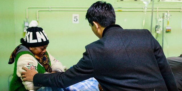 Le président malgache Andry Rajoelina, lors de sa visite à l'Hôpital Joseph Ravoahangy Andrianavalona où sont soignés les blessés de la bousculade du Stade Mahamasina.