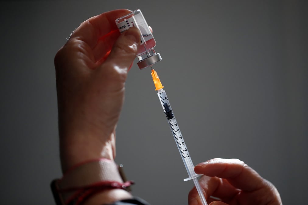 France/coronavirus: pres de 6 millions de personnes ont recu une premiere dose de vaccin
