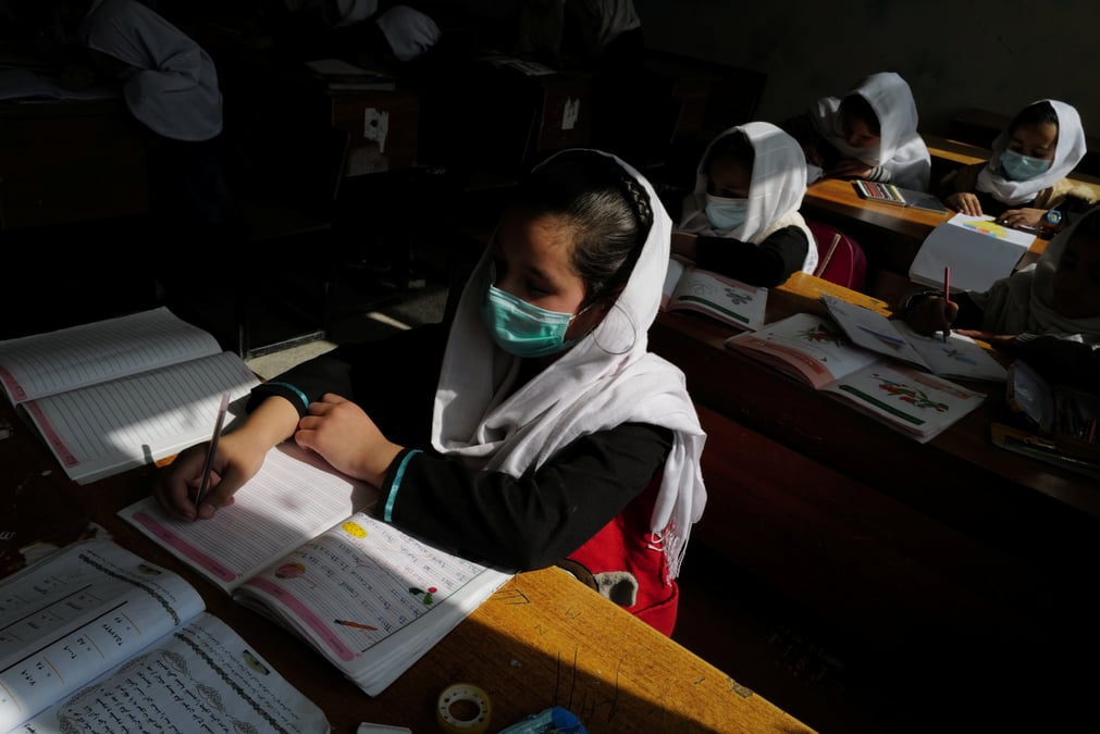 Les taliban promettent de rouvrir les lycees aux filles