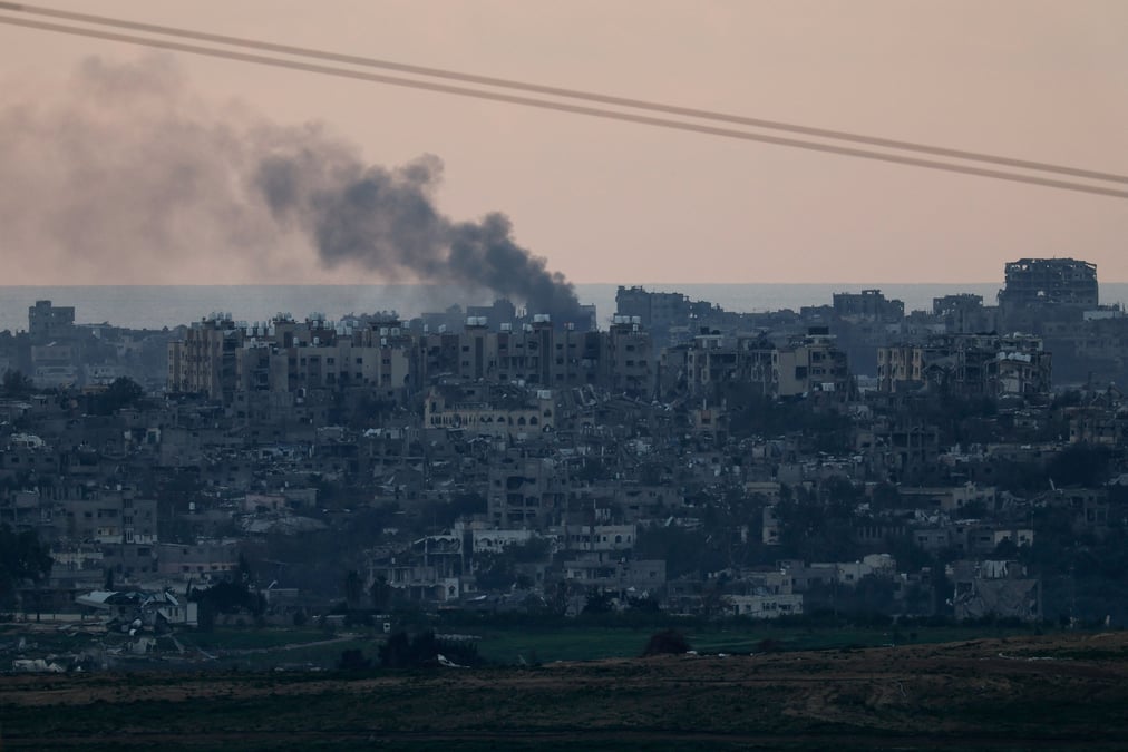 Photo de la fumee qui s'eleve au-dessus de gaza, vue du sud d'israel