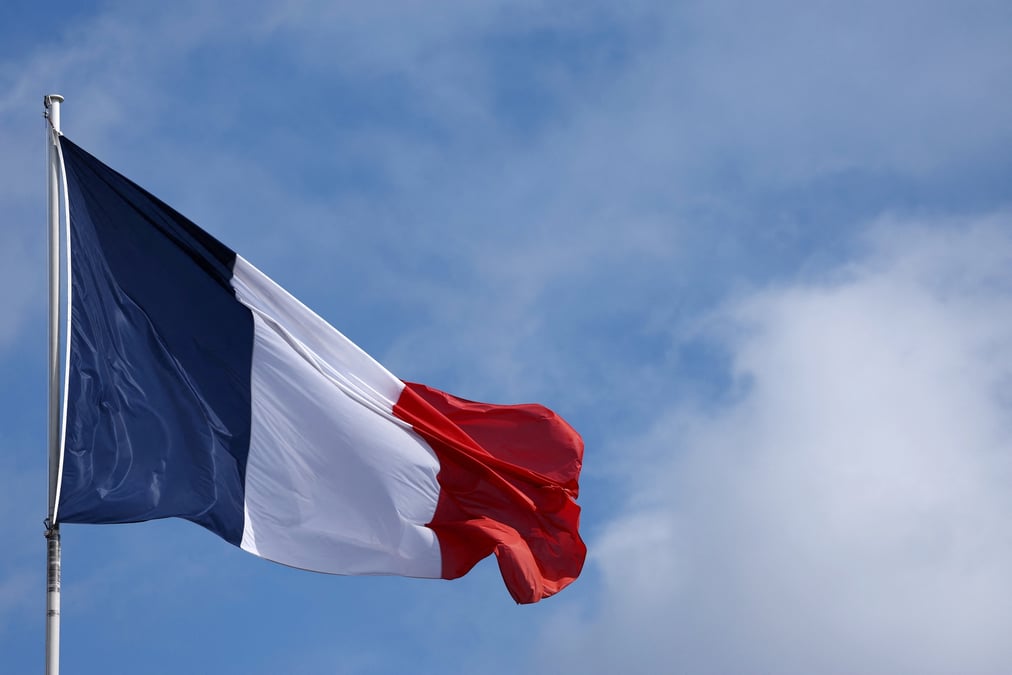 Photo du drapeau francais qui flotte au-dessus du palais de l'elysee a paris