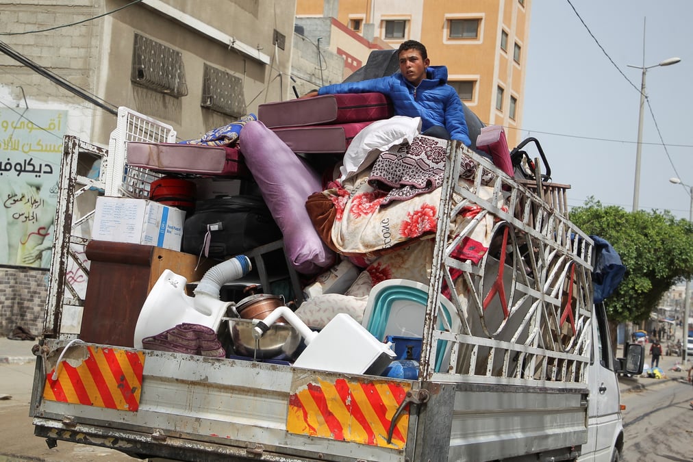 Photo des palestiniens qui se preparent a evacuer apres que les forces israeliennes ont lance une operation terrestre et aerienne dans la partie orientale de rafah