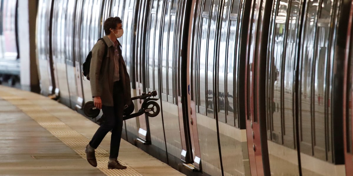 Transports : un homme portant un masque s'apprête à entrer dans un RER en station Gare du Nord, à Paris, le 27 avril 2020