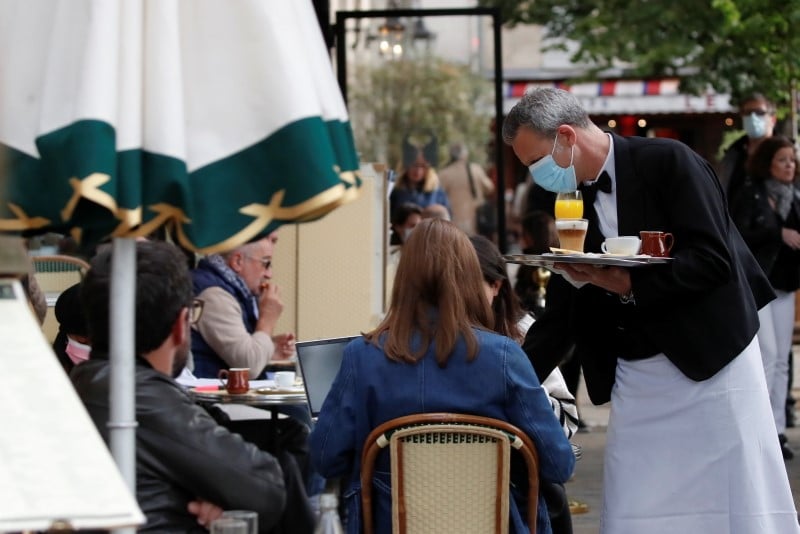 Coup d'envoi du "pass sanitaire" dans les lieux publics en france