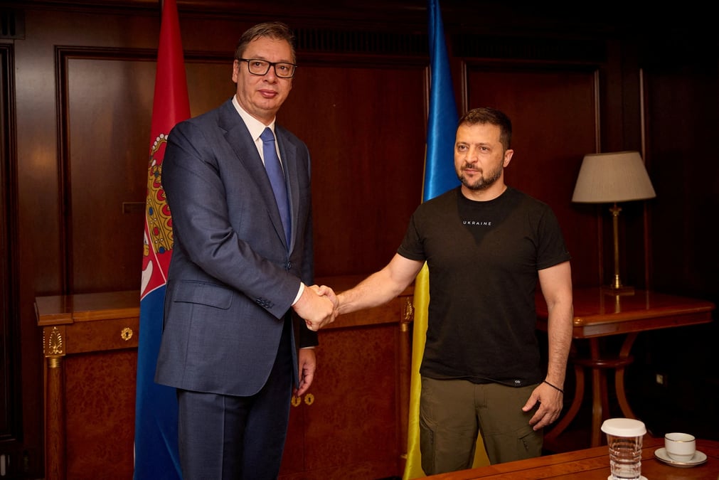Le president ukrainien volodimir zelensky et le president serbe aleksandar vucic au manoir maximos a athenes, en grece