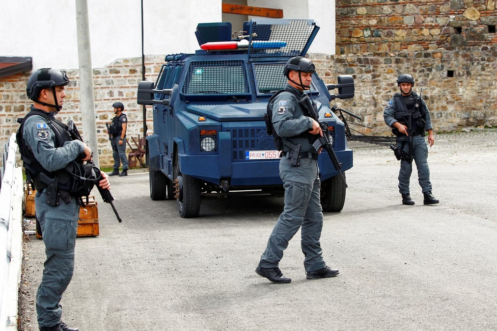 Des policiers kosovars patrouillent apres une fusillade dans le village de banjska, au kosovo