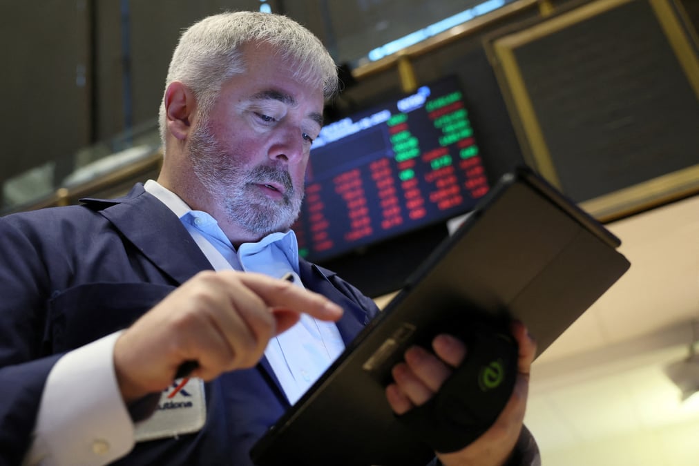 Les traders travaillent a la bourse de new york