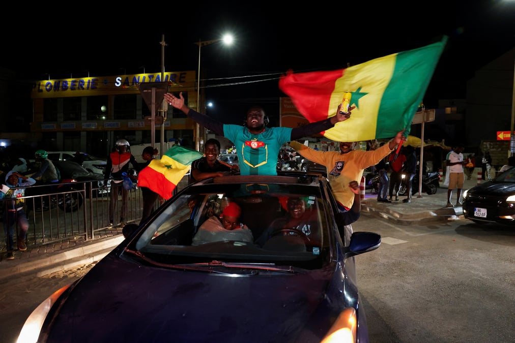 Photo des des partisans du candidat presidentiel senegalais bassirou diomaye faye qui celebrent les premiers resultats de l'election presidentielle