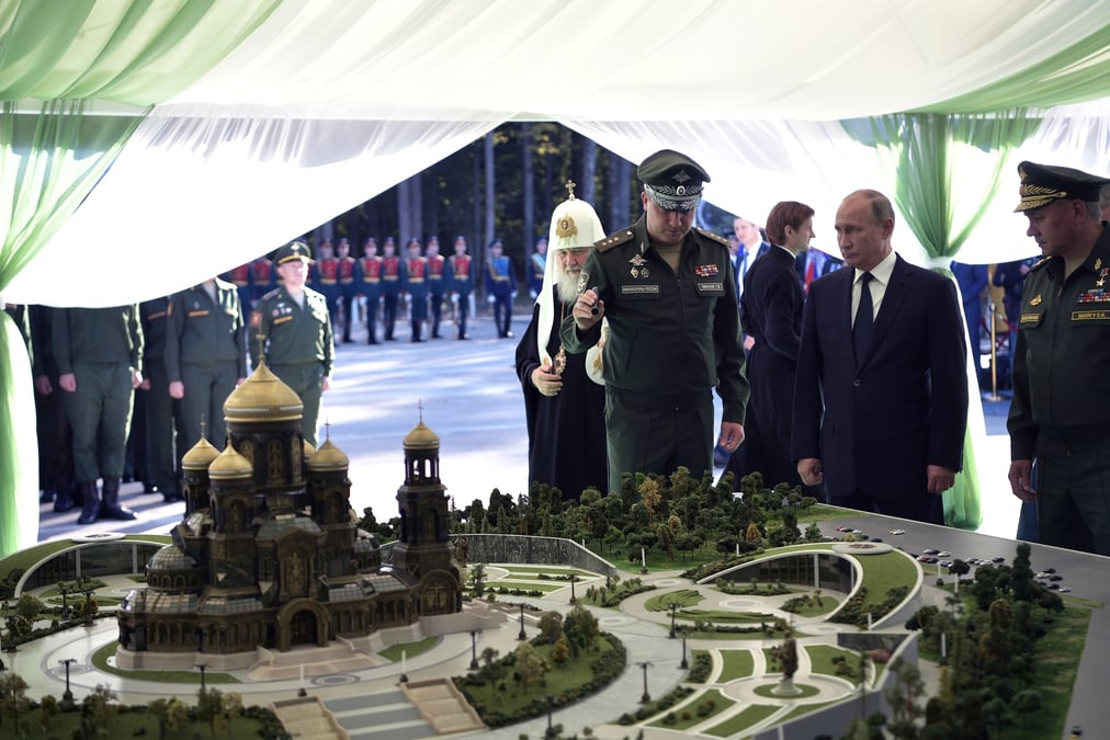 Le president russe vladimir poutine, accompagne du vice-ministre de la defense timur ivanov et du patriarche kirill, chef de l'eglise orthodoxe russe