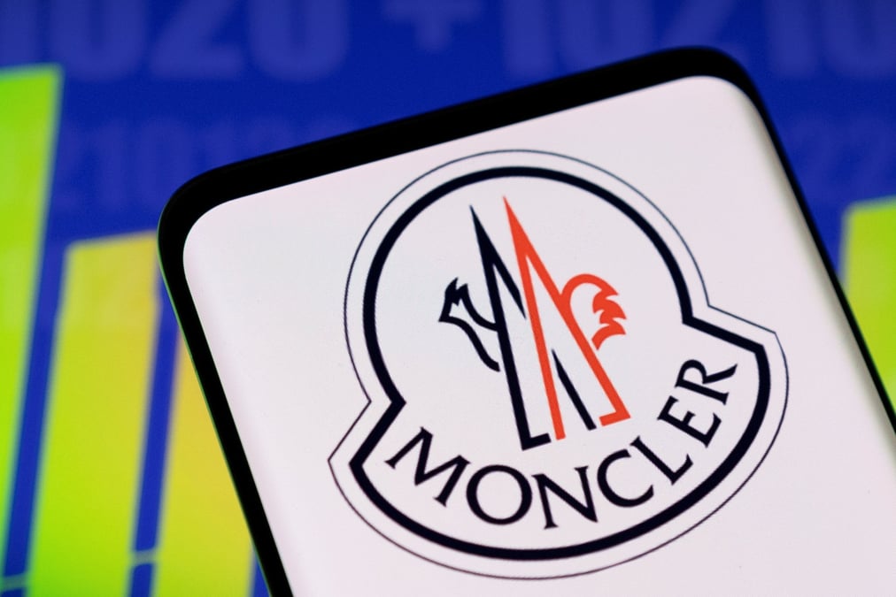 Illustration du logo de moncler et d'un graphique boursier