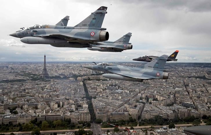 Paris et berlin veulent renforcer la cooperation militaire europeenne