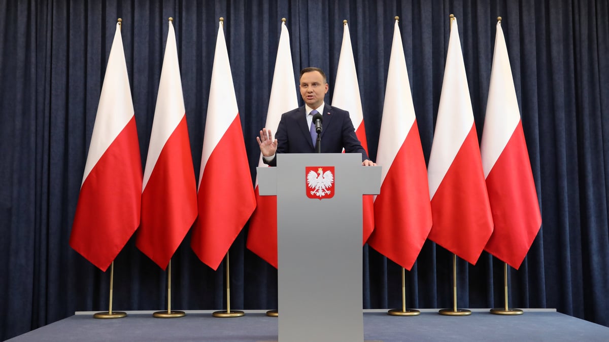 Pologne: veto a une loi degradant les officiers de la loi martiale