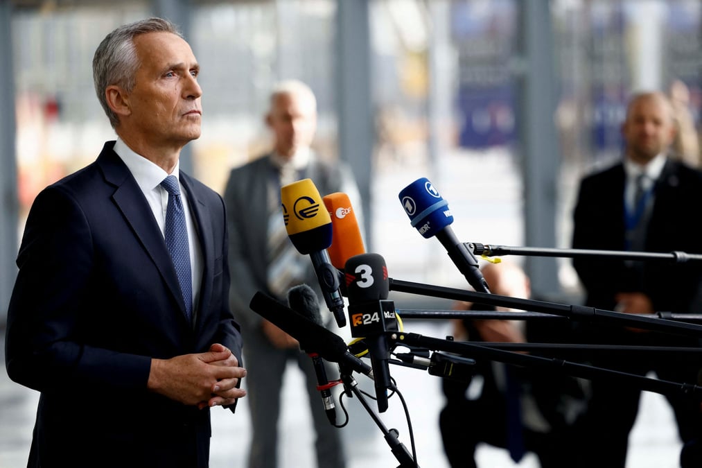 Le secretaire general de l'otan, jens stoltenberg, s'adresse aux medias le jour d'une reunion des ministres de la defense de l'alliance a bruxelles