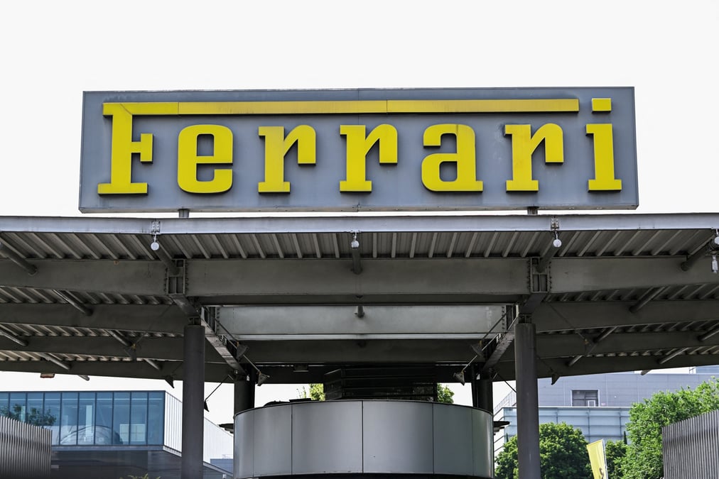 Le logo de ferrari est visible au siege de l'entreprise, a maranello, en italie