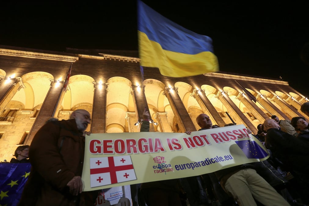 Des manifestants se rassemblent a l'exterieur du parlement georgien apres une election contestee.