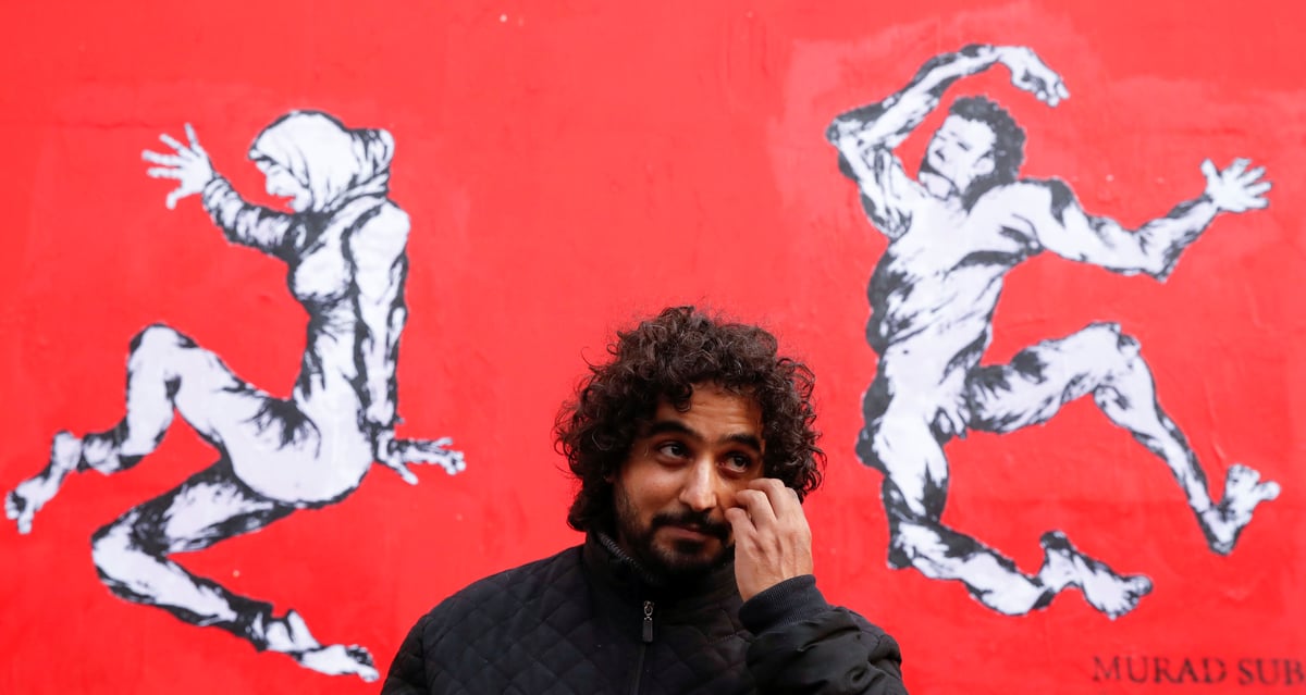 A paris, le "banksy du yemen" interpelle la france sur les armes