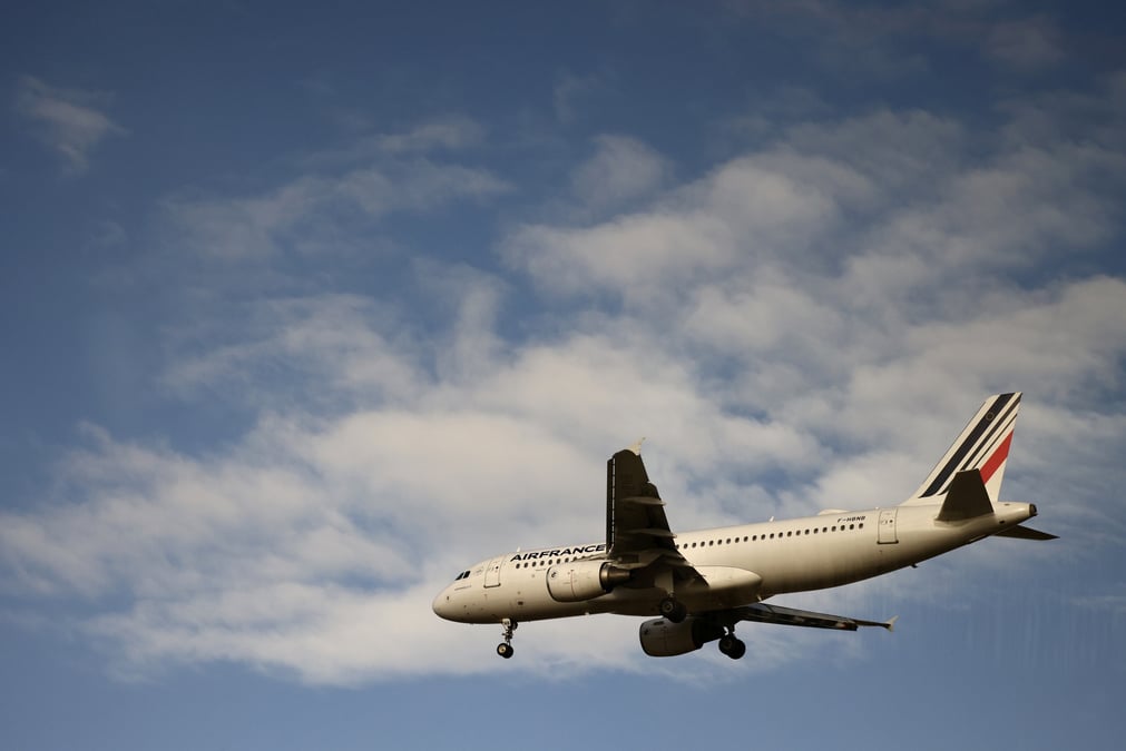 Un avion airbus a320 d'air france atterrit a l'aeroport charles de gaulle pres de paris
