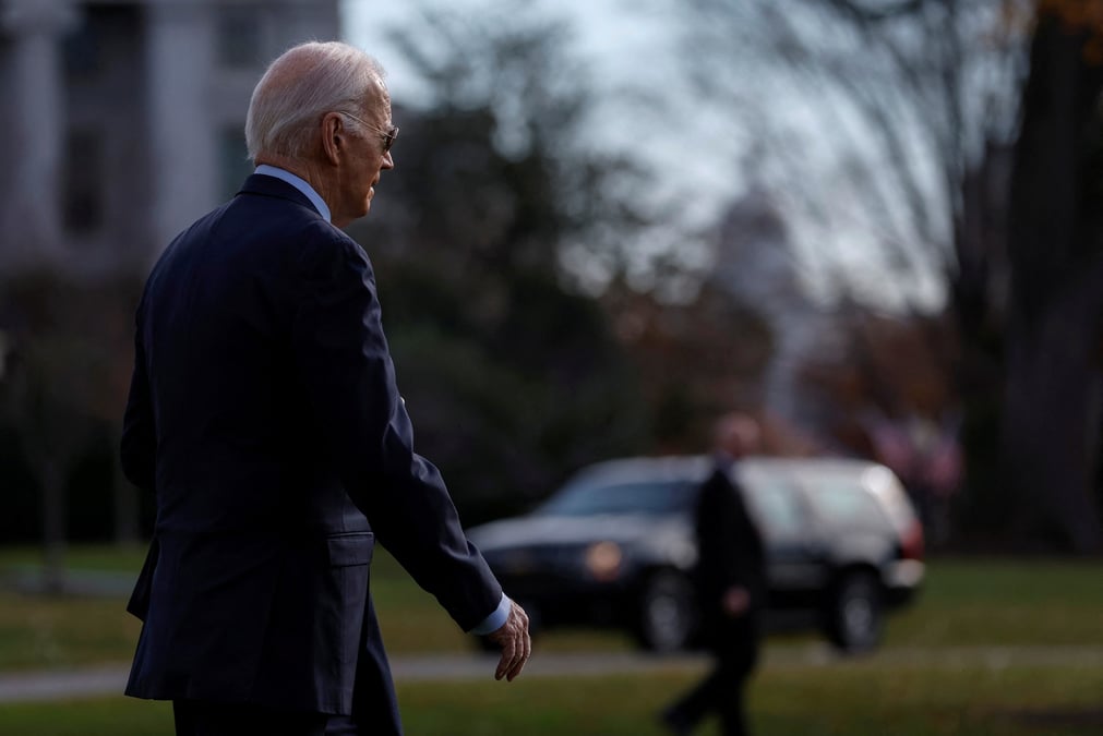 Joe biden sortant de la maison-blanche