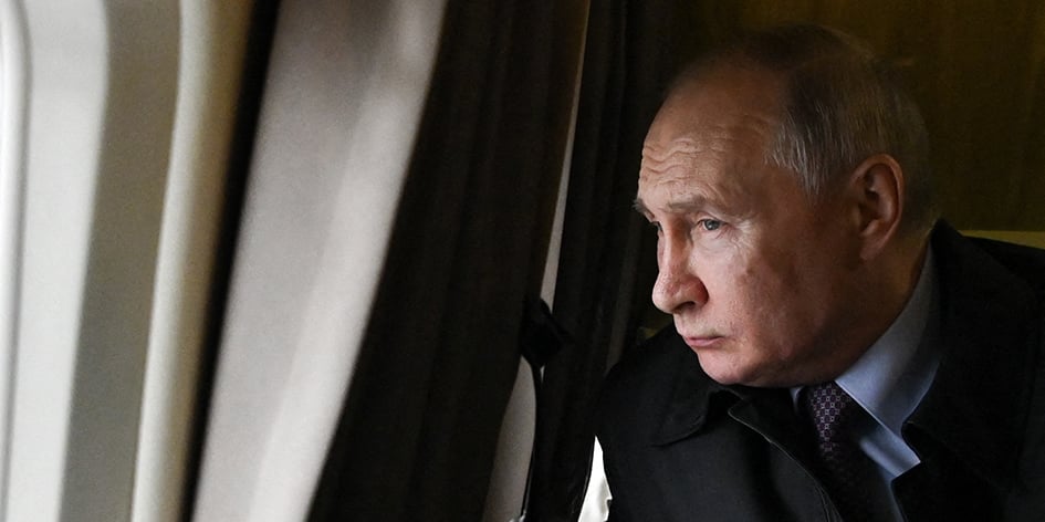 Vladimir Poutine en hélicoptère au-dessus de la région de Mourmansk, le 20 juin 2023.