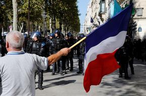 A 11H35, il y avait eu 65 interpellations, et plusieurs personnes verbalisées aux abords des Champs-Elysées, zone où il est interdit de manifester, a indiqué la préfecture de police de Paris.
