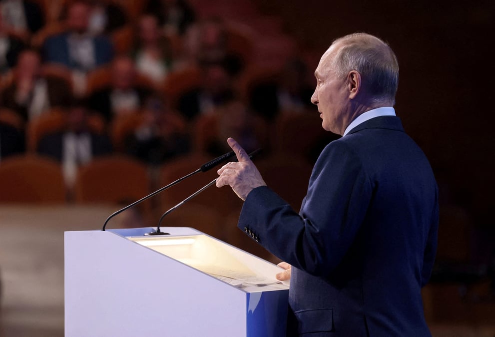 Le president russe poutine participe au forum de l'union des industriels et des entrepreneurs