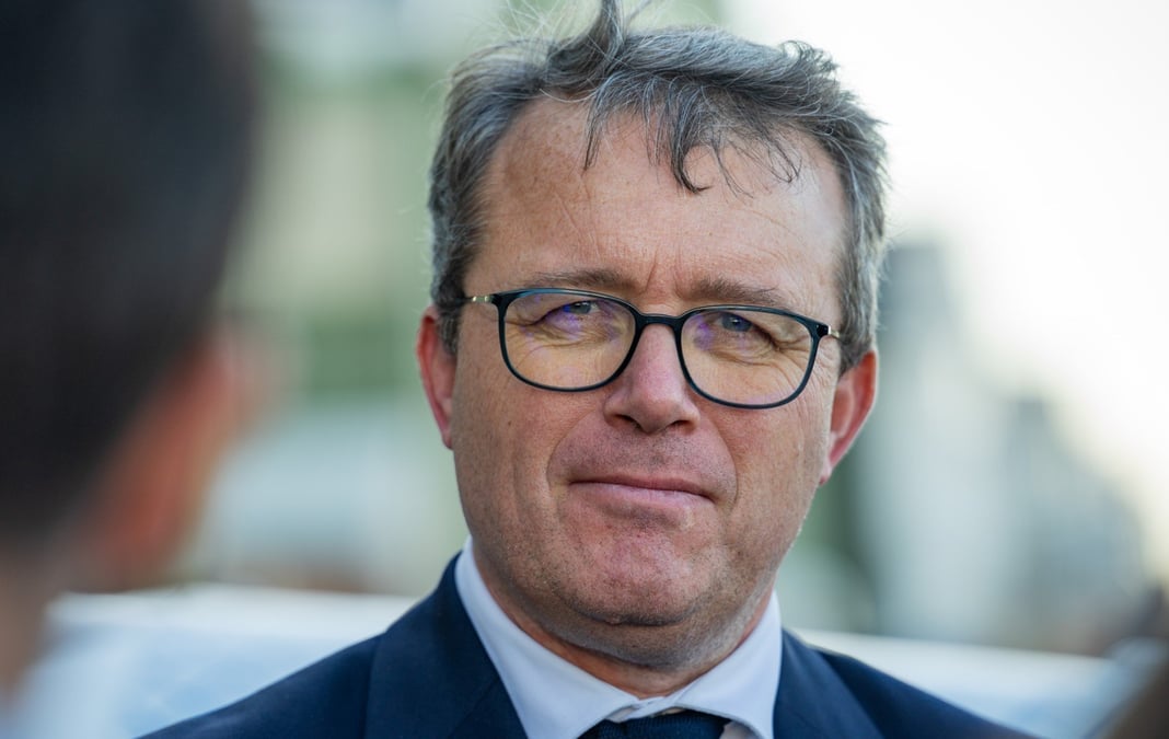 François Durovray, nouveau ministre des transports, se frotte à l'aérien dans un contexte budgétaire tendu.